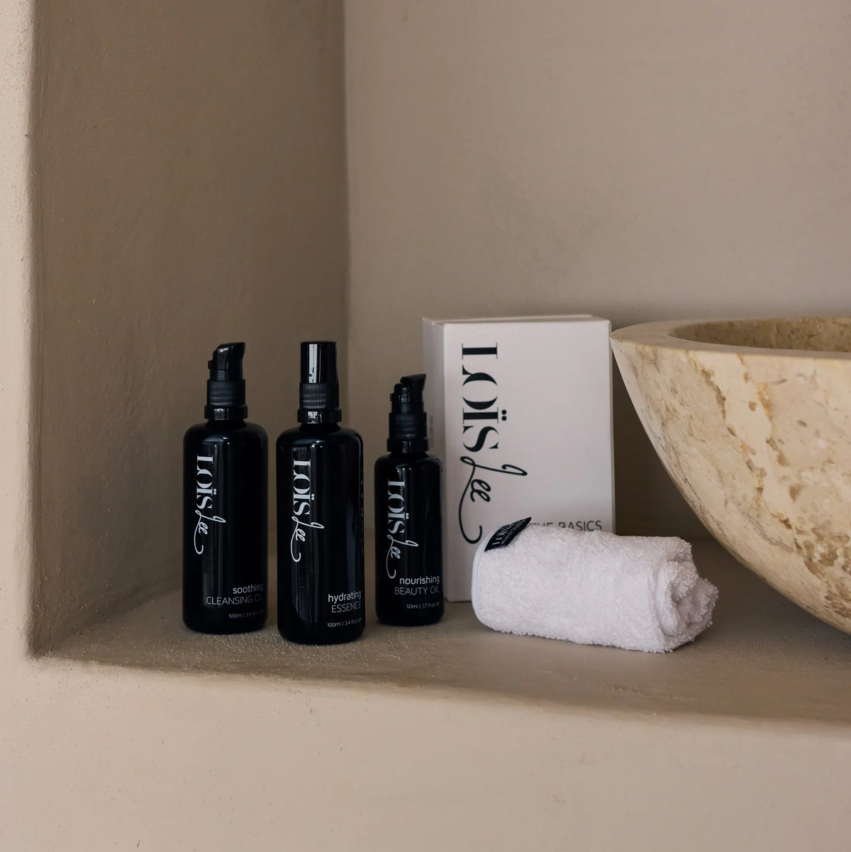 Rituál starostlivosti o pleť Loïs Lee — nanášanie vyživujúceho beauty oil