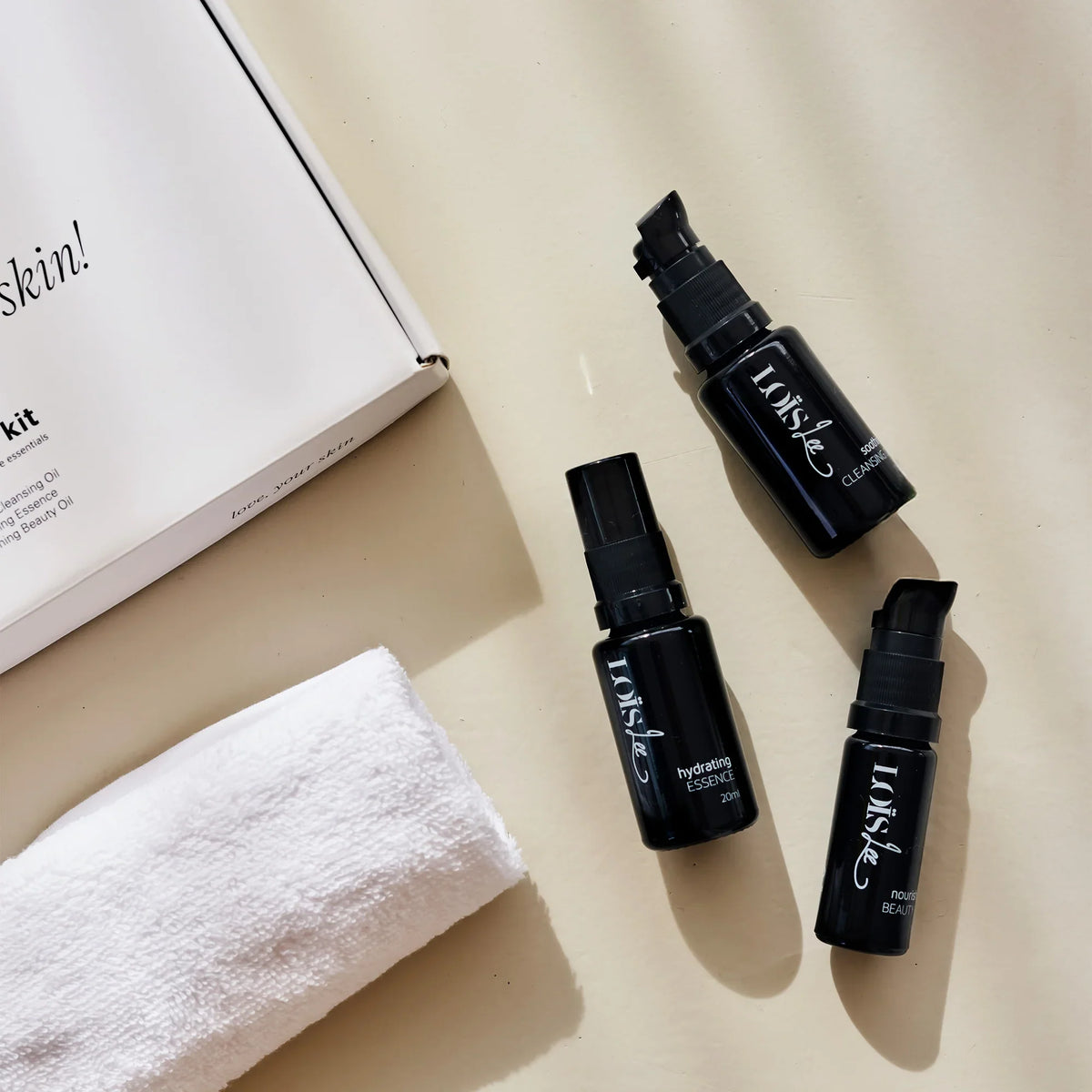 Žena používa prírodné produkty Loïs Lee — detail starostlivosti o tvár
